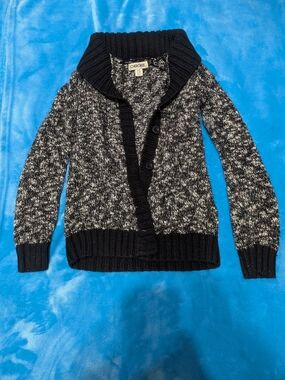 🖤🤍 Cozy comfort with timeless style! 🤍🖤